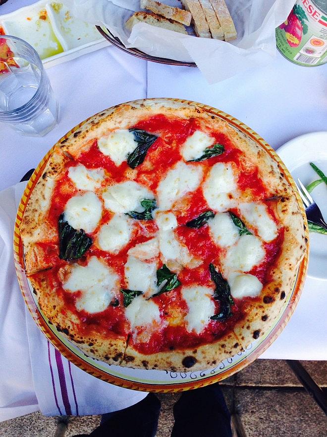 Pizza Napoletana Margerita. 73 kpl valmistetaan ainoastaan per päivä